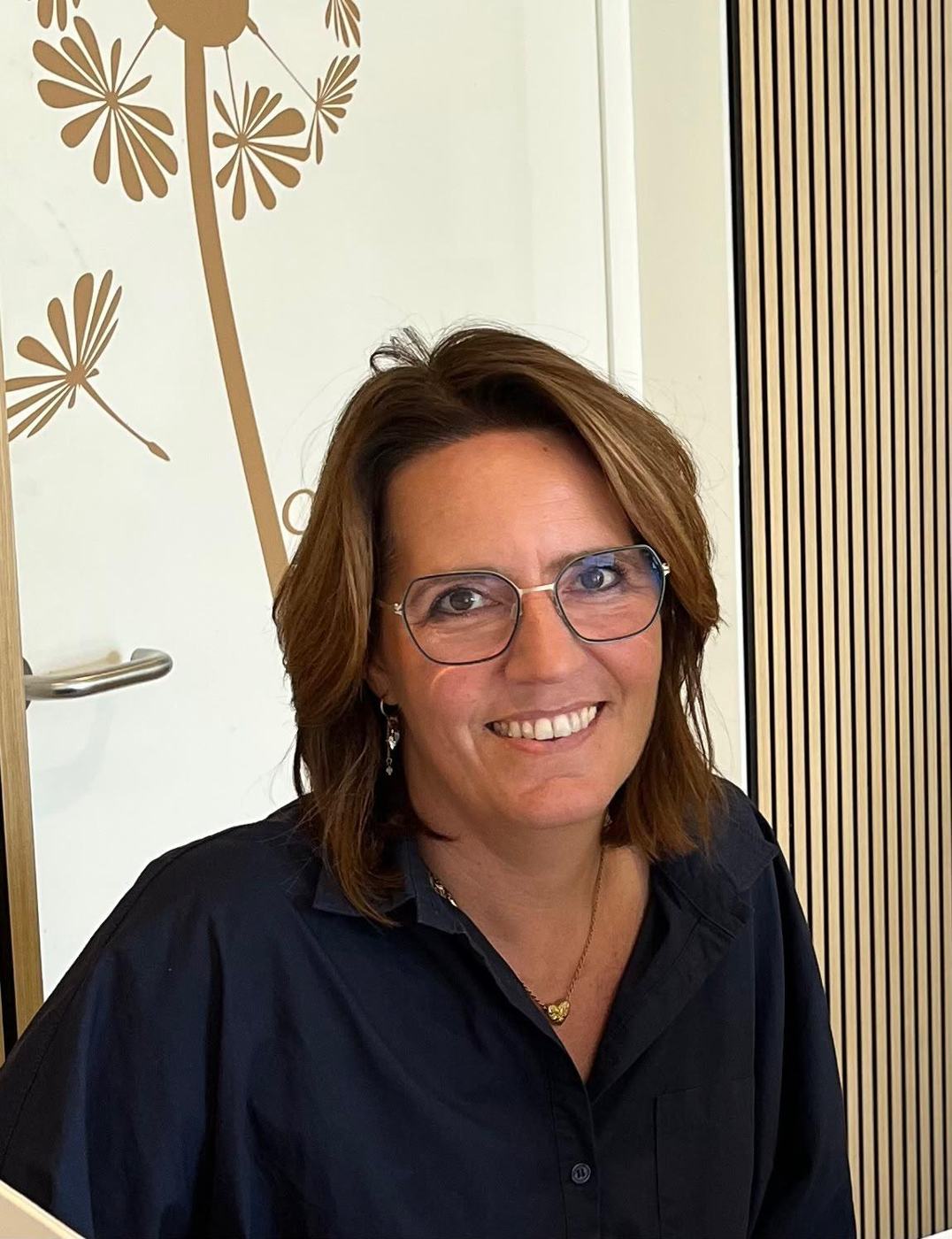 Aryonne van Gils lacht in haar praktijk
